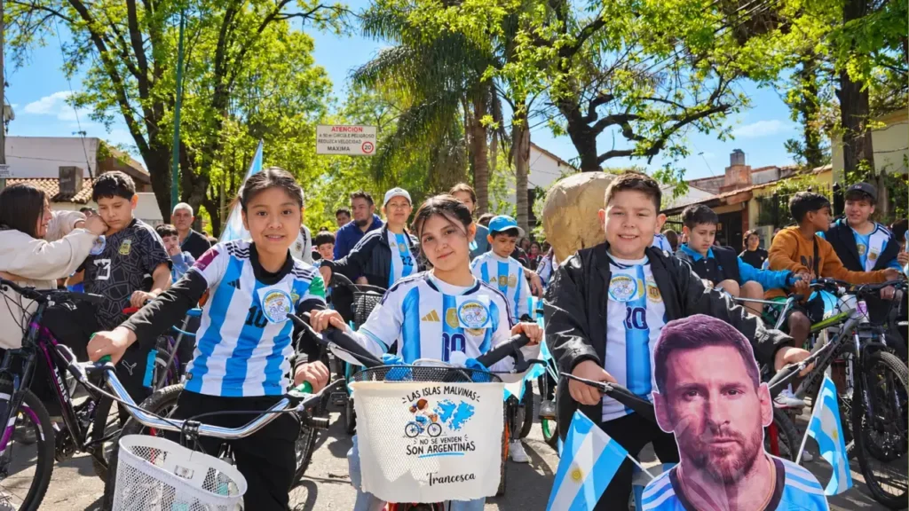 Hasta Messi sumaron los pibles a la bicicleteada.