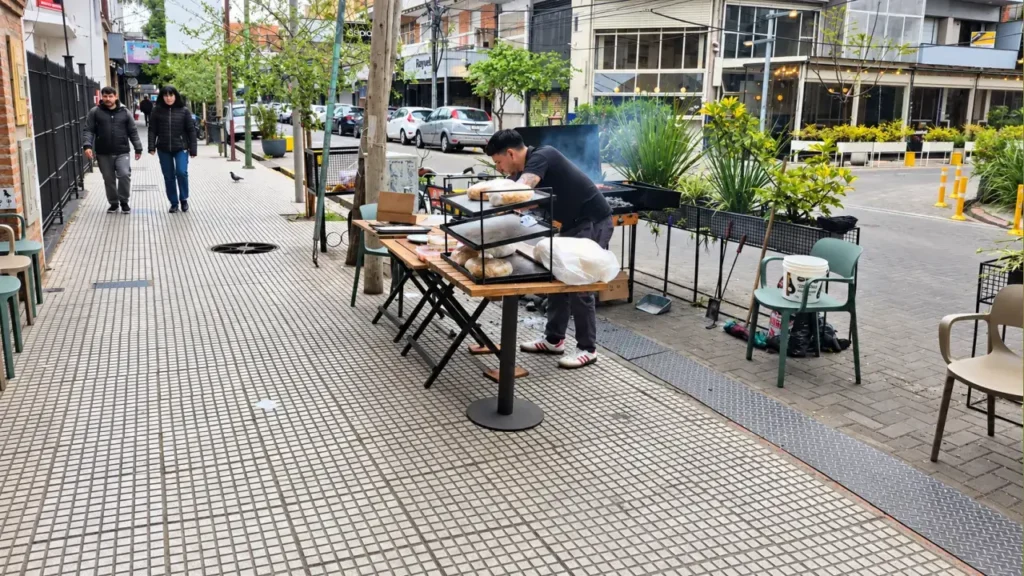 Lujo: el chiringuito en la puerta del local, tirrando humo, volcando carbón, y u un parrillero con frío al aire libre un día nublado de octubre. Todo para vender "algo más". Un bajón.
