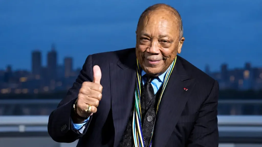 Quincy Jones produjo «We Are the World», la canción benéfica impulsada por USA for Africa.