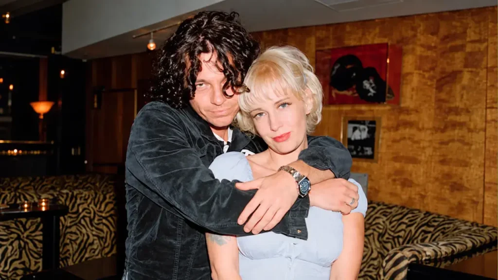 Paula Yates y Michael Hutchence, unidos por una historia que también quedó bajo el escrutinio de los medios.