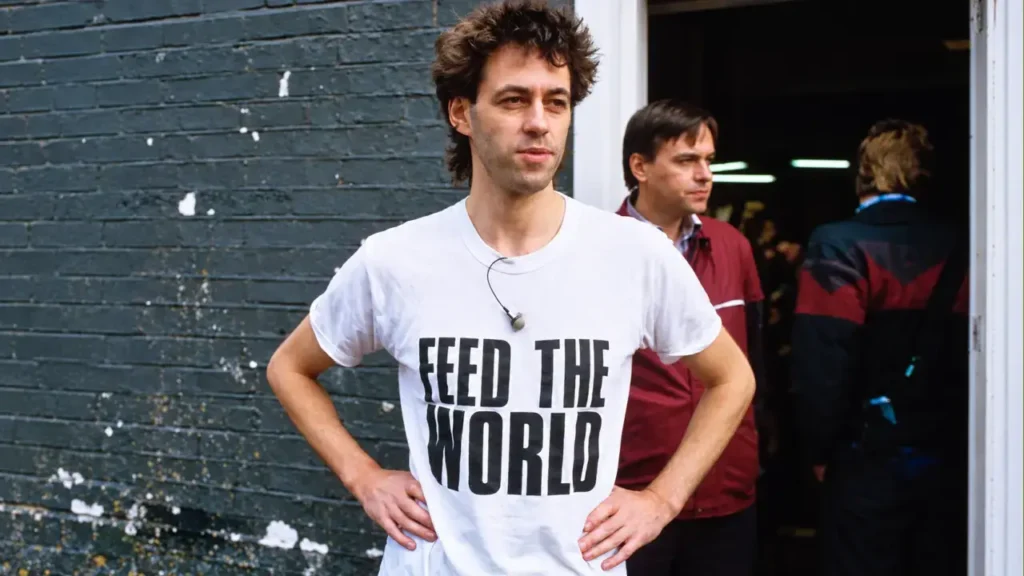 Bob Geldof lleva la consigna «Feed the World», asociada a la campaña Band Aid.