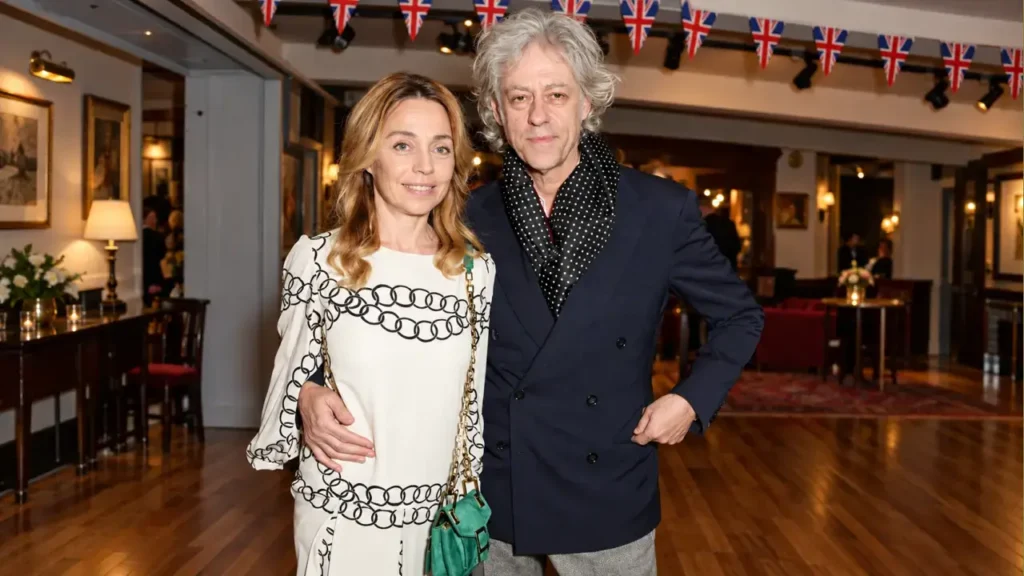 Bob Geldof, décadas después de impulsar Band Aid y Live Aid, en una aparición pública, con su pareja  la actriz francesa Jeanne Marine.