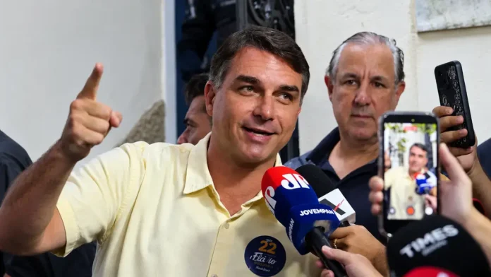 Flávio Bolsonaro dicen que partió con destino final a Florida. Cómo lo logró no se sabe.