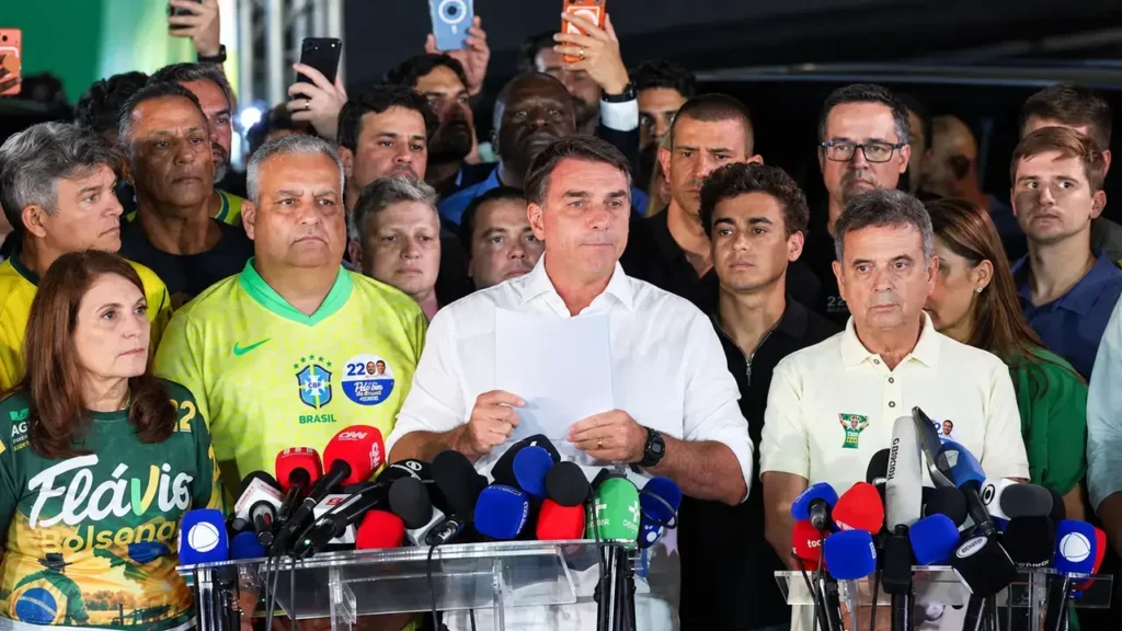 Bosonaro hijo necesitaba ganar para no ir preso por lavado de activos.
