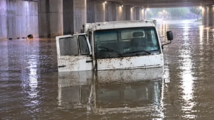 La curva es profunda en el Túnel Matienzo de El Palolar y tiene un ángulo decente, apto para acumular agua. Los choferes no conocían el camino quedaron varados. Los dos lograron salir rápidamente del camión y se pusieron a salvo. Después, no antes, después, la Policía tapo ambas bocas del Túnel Matienzo.