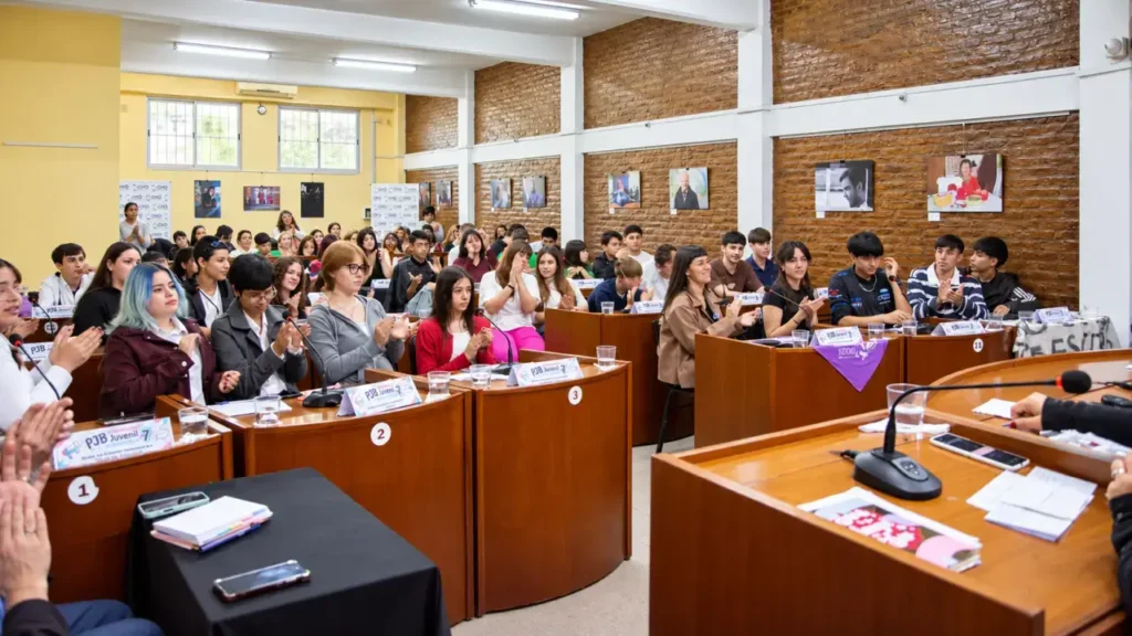 Estudiantes de escuelas secundarias públicas y privadas participaron del Parlamento Juvenil Bonaerense en el Concejo Deliberante de Ituzaingó, donde debatieron propuestas sobre sus comunidades.