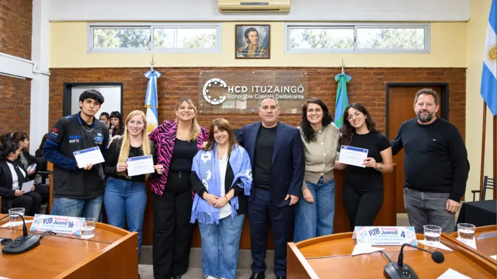 Catalina Silvi, junto a otros jóvenes participantes, recibió un reconocimiento durante la jornada en la que fue elegida para representar al distrito.