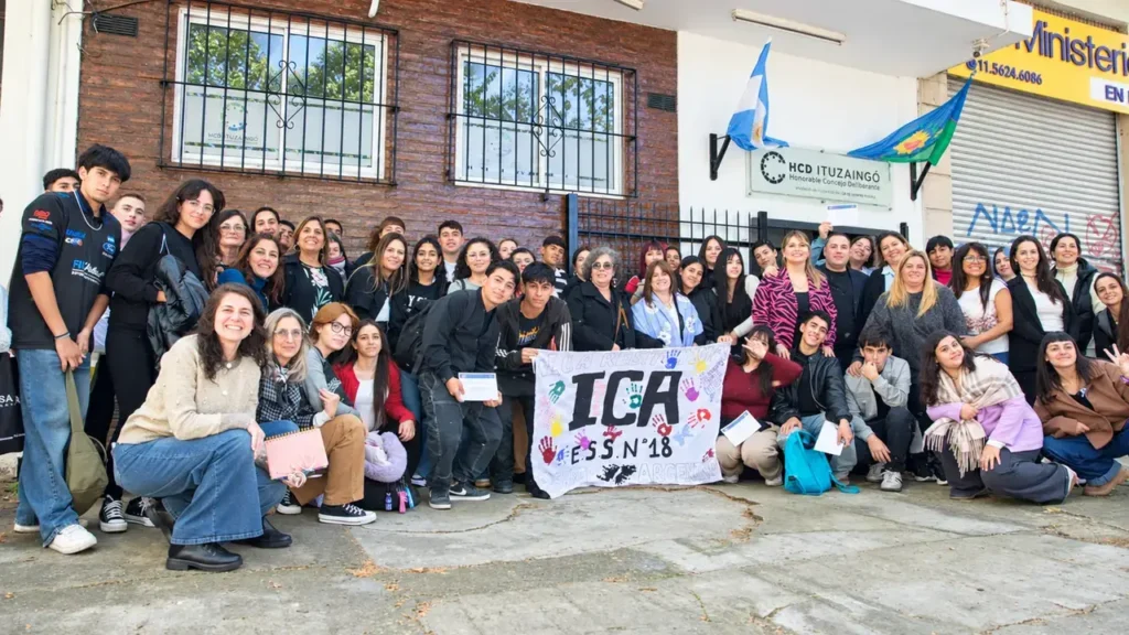 Estudiantes y docentes de Ituzaingó compartieron el encuentro del Parlamento Juvenil Bonaerense, una instancia de participación y representación estudiantil.