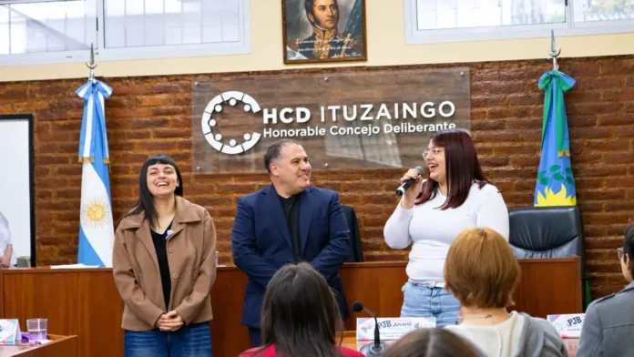 En el medio Juan Manuel Álvarez Luna, Presidente del Concejo Deliberante de Ituzaingó y a la derecha, la alumna Catalina Silvi.