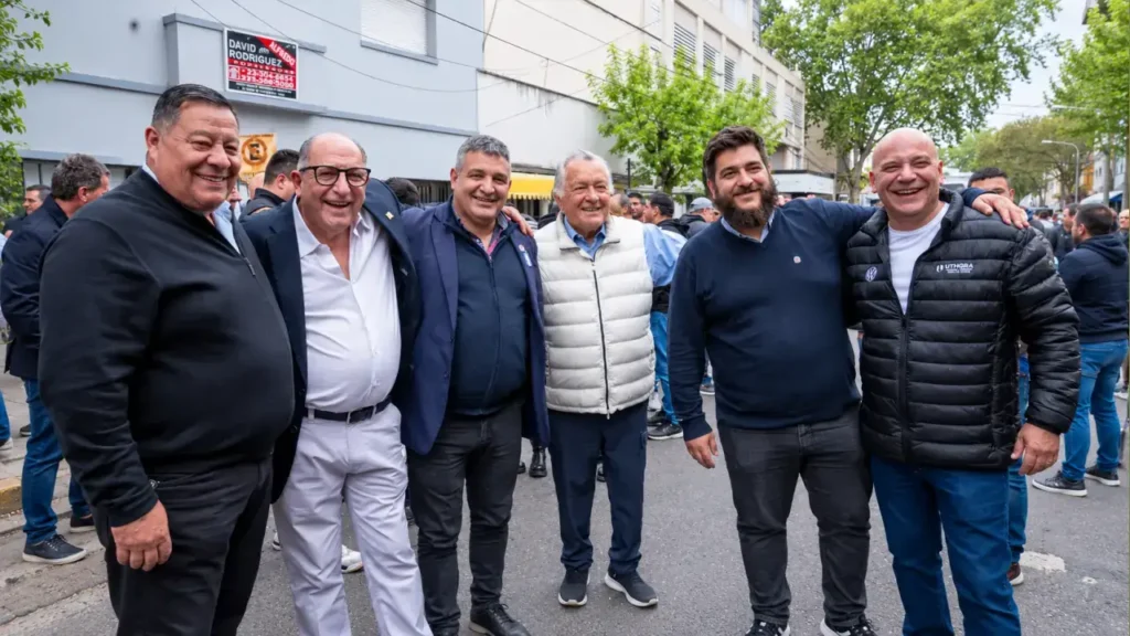 Jorge D’Andrea y Alfonso Martínez, junto a otros dirigentes gremiales. D’Andrea defendió las PASO como “imprescindibles” para ordenar al peronismo y reclamó internas para definir las candidaturas.