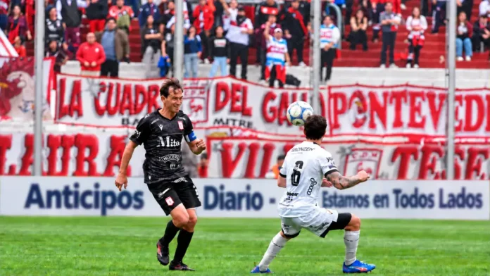 En un partido trabado por el estado del campo, Morón encontró la forma de imponerse y quedarse con tres puntos clave.