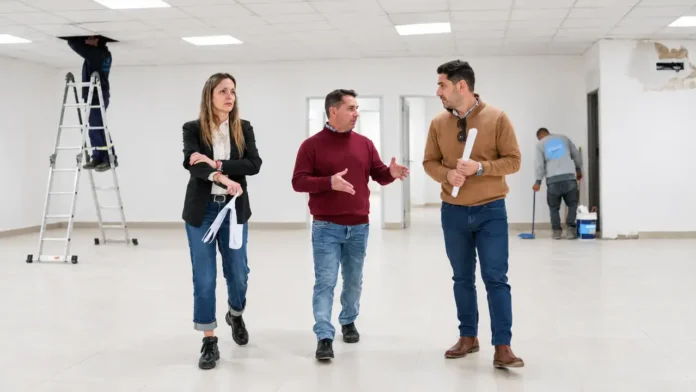El intendente Pablo Descalzo recorre la obra de la Unidad de Pronta Atención Municipal de Ituzaingó. El primer paso hacia un hospital.