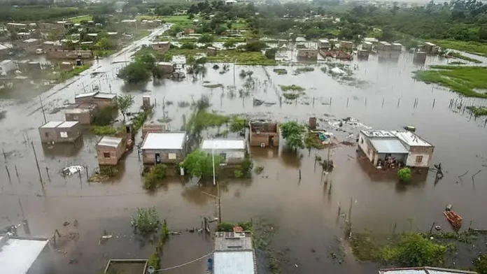 Las lluvias intensas pueden anegar calles y viviendas cuando el agua supera la capacidad de drenaje. En Morón, Hurlingham, Ituzaingó, La Matanza, Merlo y Moreno, el monitoreo debe considerar los arroyos y las cuencas locales; la perspectiva climática no permite anticipar desbordes en barrios específicos.