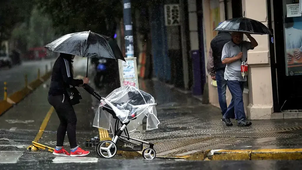 Las lluvias también complican los traslados cotidianos de quienes caminan con niñas y niños o usan cochecitos. Veredas anegadas y cruces cubiertos de agua reducen las alternativas seguras para moverse por la ciudad.