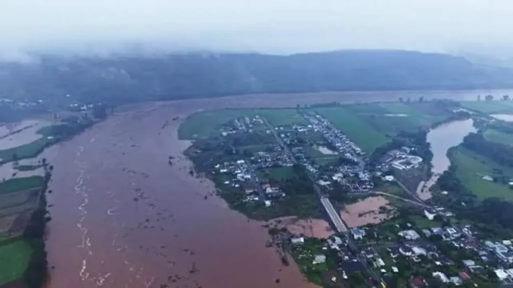 Cuando el agua rodea viviendas y corta caminos, la prioridad pasa a ser la comunicación con los vecinos y la evacuación preventiva de las zonas expuestas. Los avisos y las instrucciones de Defensa Civil local deben guiar cada decisión.