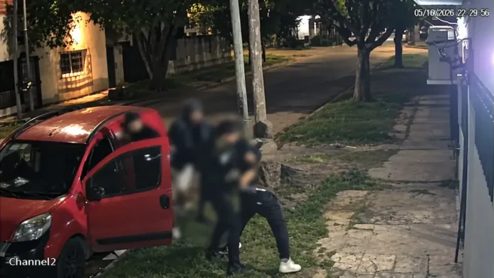 El hecho ocurrió este lunes en la localidad de El Palomar. Tras casi 24 horas de investigación, personal de la Bonaerense capturó a cuatro integrantes de la banda.