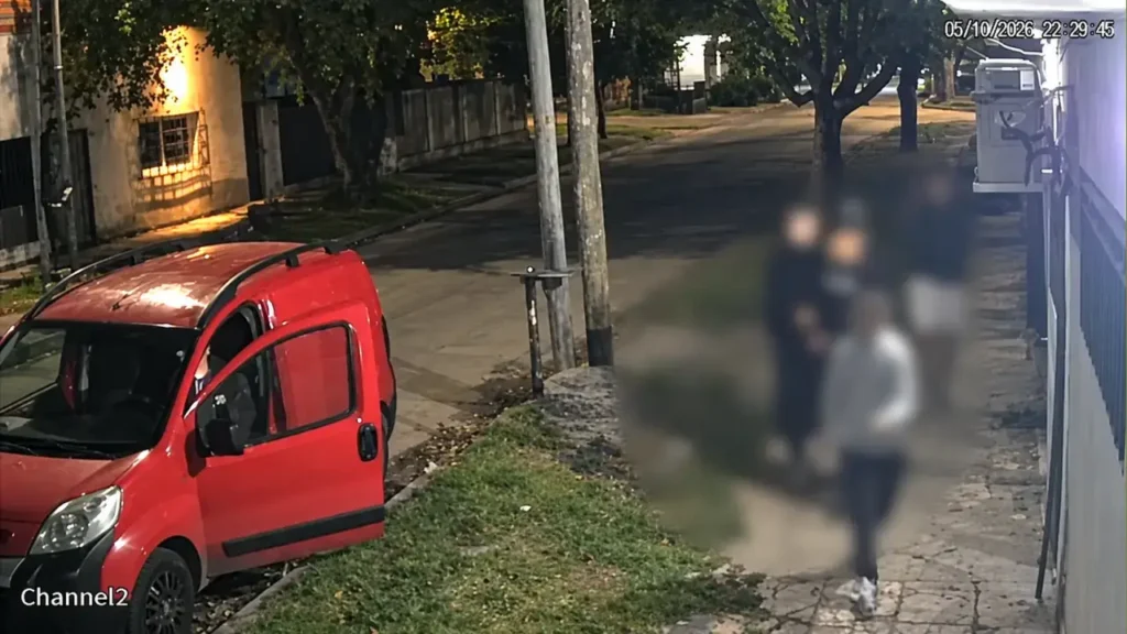 Los delincuentes aprovecharon el descuido de la víctima, que estaba sentado dentro de su camioneta y con la puerta del conductor abierta.