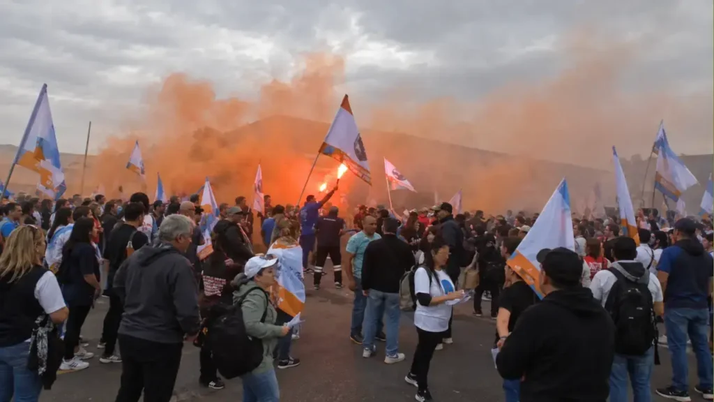 El corte afectó a miles de conductores. Los municipales reclaman muchas cosas, entre ellas la Mesa Paritaria.