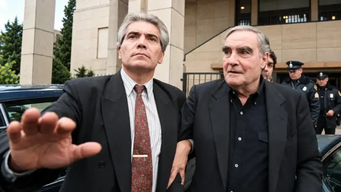 El Tribunal Oral Federal 5 comenzó a juzgar a Eduardo Enrique Massera por su presunta participación en el despojo de bienes a detenidos desaparecidos en la ESMA. Padre e hijo juntos en la foto cuando el represor aún vivía.
