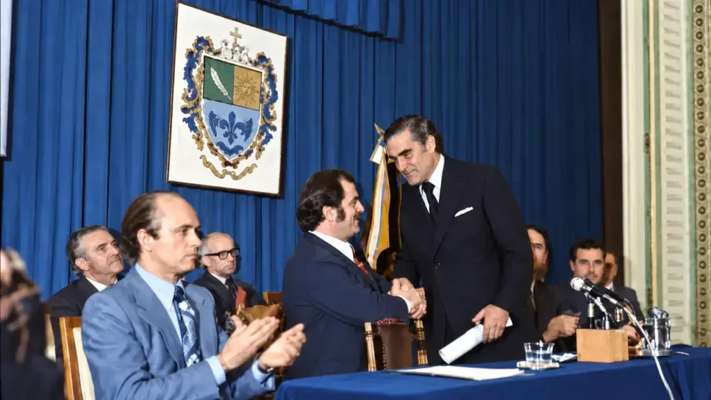 En 1977, la Universidad del Salvador otorgó a Massera el título de profesor honorario, en plena dictadura; la distinción fue cuestionada años después.