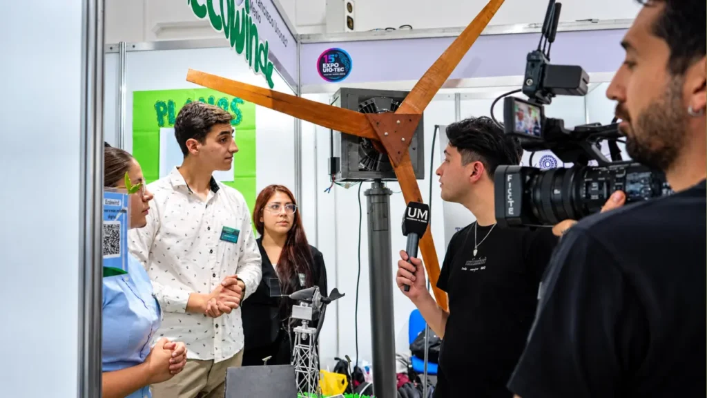 También hubo notas por parte del Canal de la Universidad de Morón a los diferentes stands de los colegios de la zona oeste.