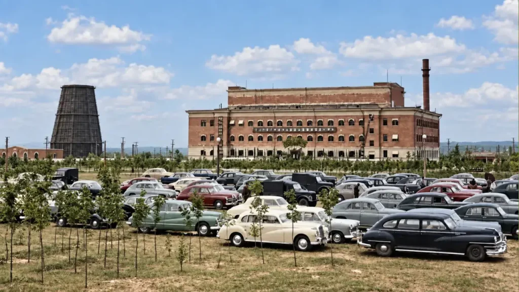 Fábrica industrial y coches clásicos Chrysler a la vista.