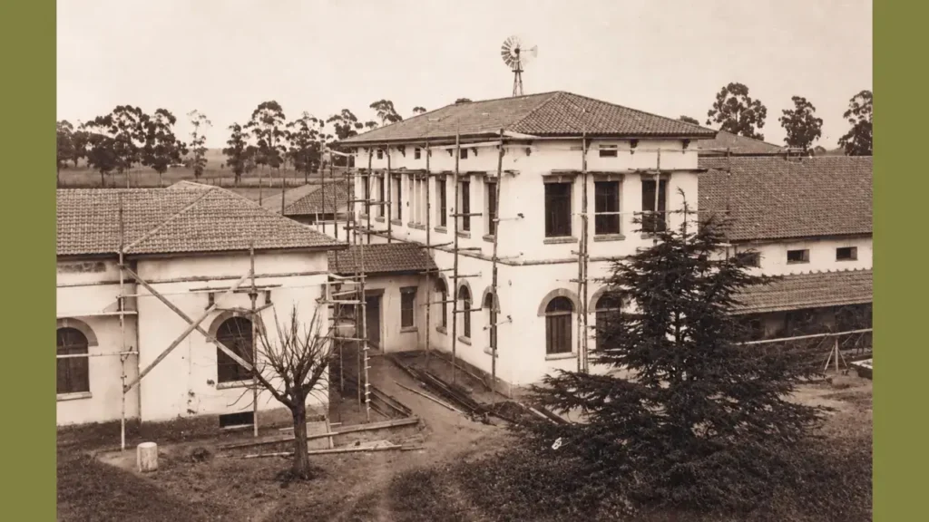 Detrás se construiría pegado al Hogar Italiano el Hospital Italiano. En la foto se ve Pabellones Argentina e Italia (1924). 