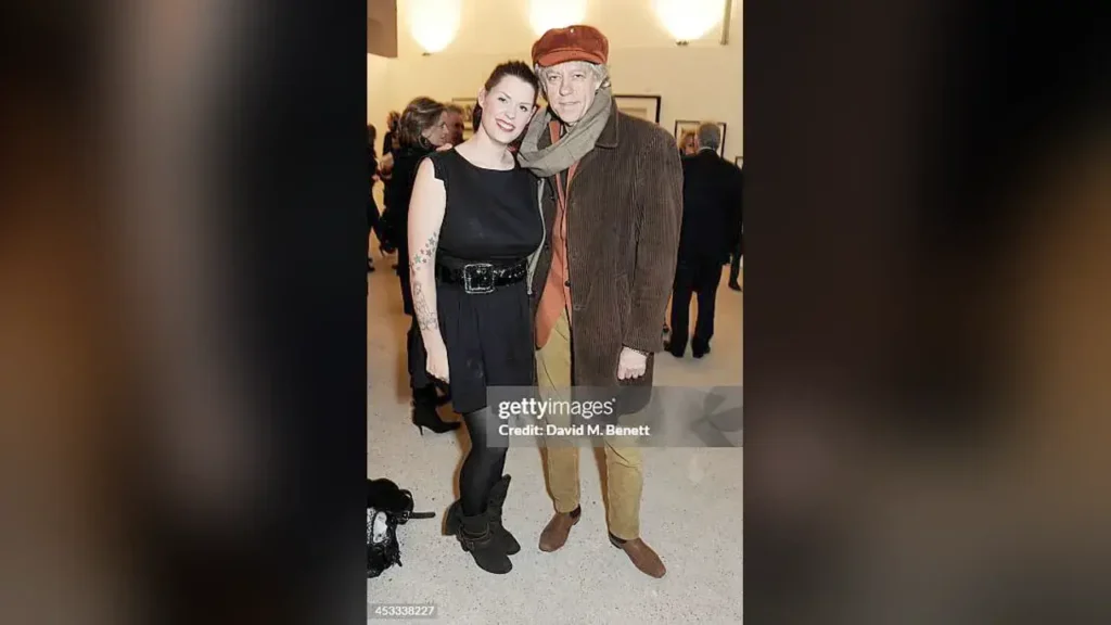 Fifi Trixibelle Geldof, la hija mayor de Bob Geldof y Paula Yates, junto a su padre en una aparición pública.