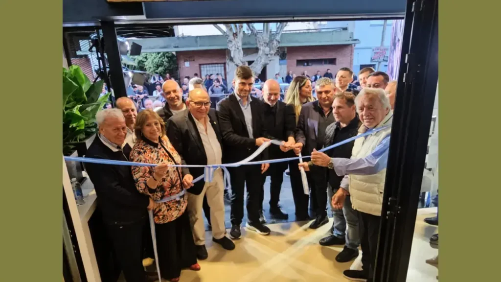 El corte de cinta marcó la apertura formal de la sede renovada de UTHGRA Morón, con la presencia de funcionarios y representantes del gremio.