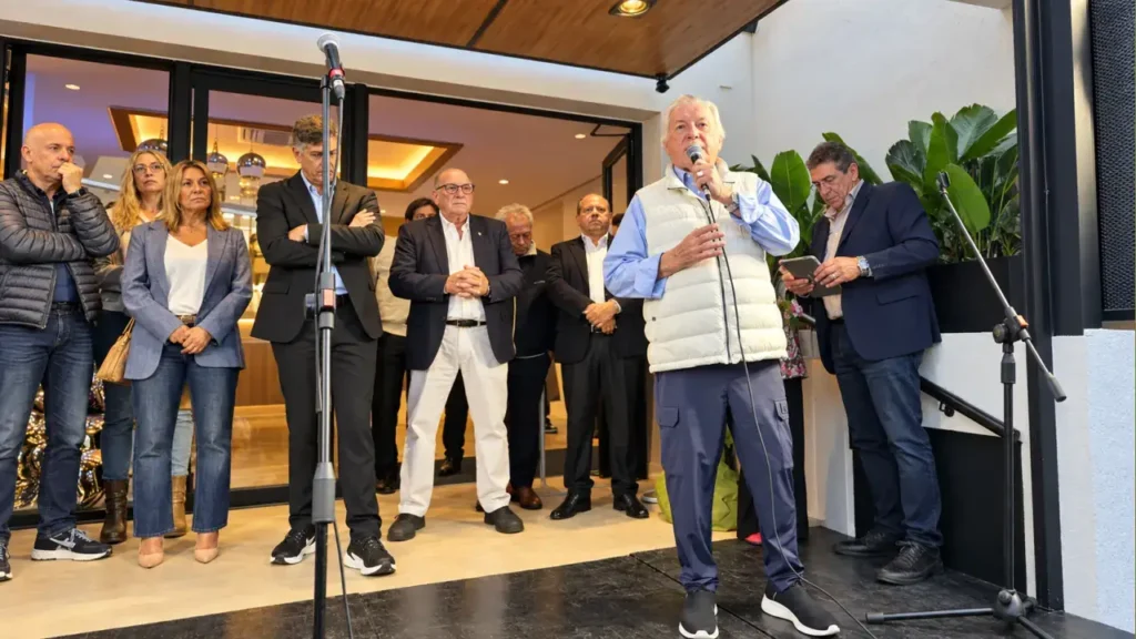 Luis Barrionuevo participó de la inauguración de la sede renovada de UTHGRA Regional Morón, en un acto que reunió a dirigentes sindicales y referentes de la Zona Oeste.