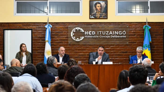 Juan Manuel Alvarez Luna, Presidente del Concejo Deliberante de Ituzaingó, conduce el Foro de Salud Mental.