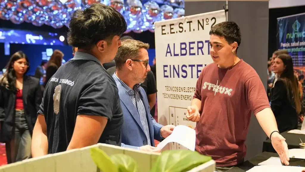 Estudiantes de la Escuela de Educación Secundaria Técnica N.º 2 Albert Einstein presentaron uno de sus proyectos a los visitantes de la Innovatech Expo 2026, en Ituzaingó. La muestra permitió que jóvenes de escuelas del distrito compartieran sus desarrollos con representantes del sector público y otros asistentes.