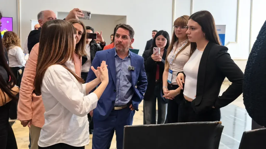 Durante el recorrido por la exposición, Pablo Descalzo conversó con estudiantes que explicaron el trabajo realizado para su proyecto. El intercambio entre autoridades y jóvenes formó parte de una jornada dedicada a mostrar experiencias de ciencia, tecnología e innovación desarrolladas en el distrito.