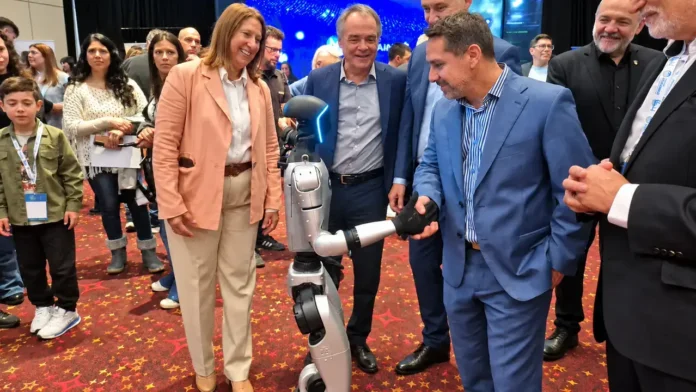 Pablo Descalzo es recibido en el stand estrella por un pequeño robo aunque manejado por control remoto.