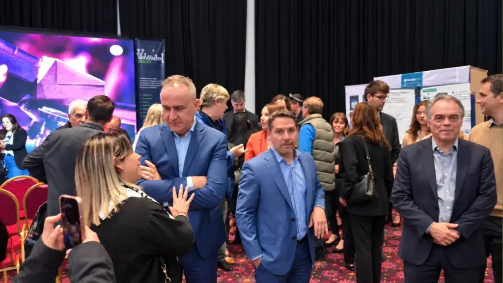 La recorrida oficial del intendente Pablo Descalzo junto al Jefe de Gabinete, Pablo Piana, por la Innovatech Expo 2026 incluyó visitas a los stands y conversaciones con expositores. La muestra convocó a empresas, instituciones y escuelas para presentar proyectos y generar vínculos entre el ámbito educativo y el productivo.