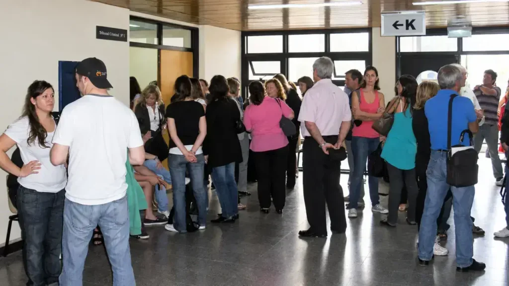 Una multitud esperando la sentencia en los Tribunales de Morón en 2009.