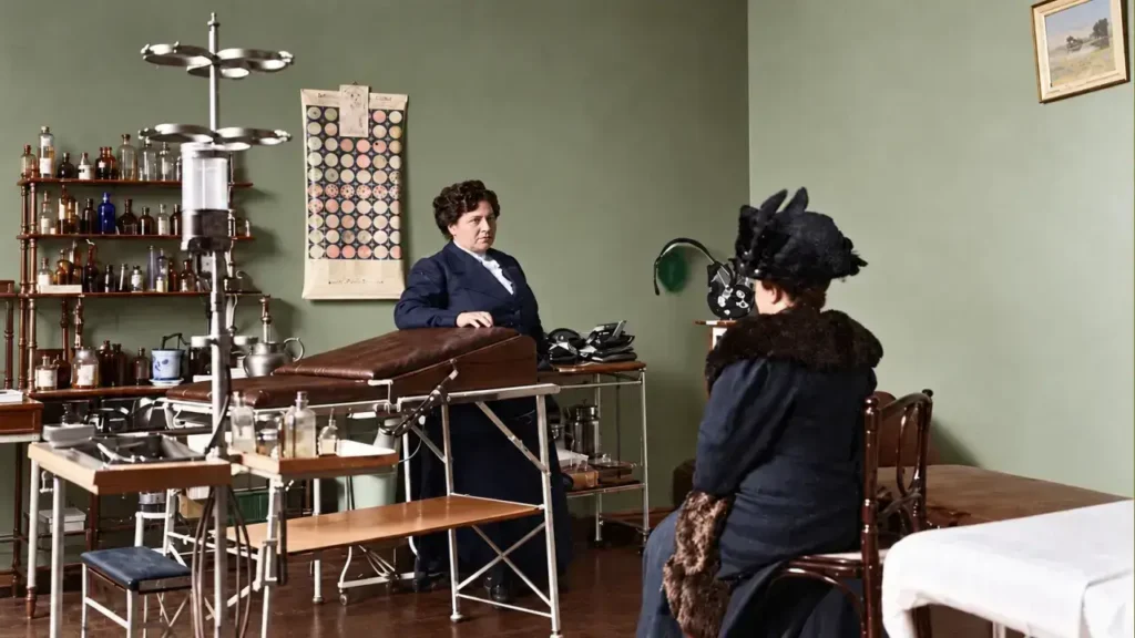 La misma foto coloreada para apreciarla mejor. Julieta Lanteri en su consultorio atendiendo como médica.