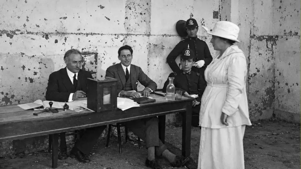 La foto original sin tratamiento de color del 26 de noviembre de 1911, cuando Julieta Lanteri llegó a la mesa electoral en el barrio porteño de La Boca.