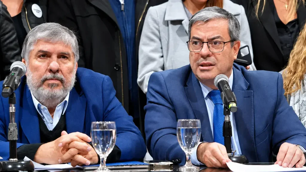 José Mayans y Germán Martínez son las espadas legislativas que están al tanto de las negociaciones cruzadas que hay en el Congreso.