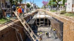 La obra del Arroyo Dupuy avanza en plena trama urbana, entre viviendas y calles del partido de La Matanza. La excavación, las armaduras de hierro y los encofrados forman parte del conducto hidráulico incluido en un proyecto adjudicado por más de $59.000 millones, que busca mejorar el escurrimiento y reducir el impacto de las inundaciones.