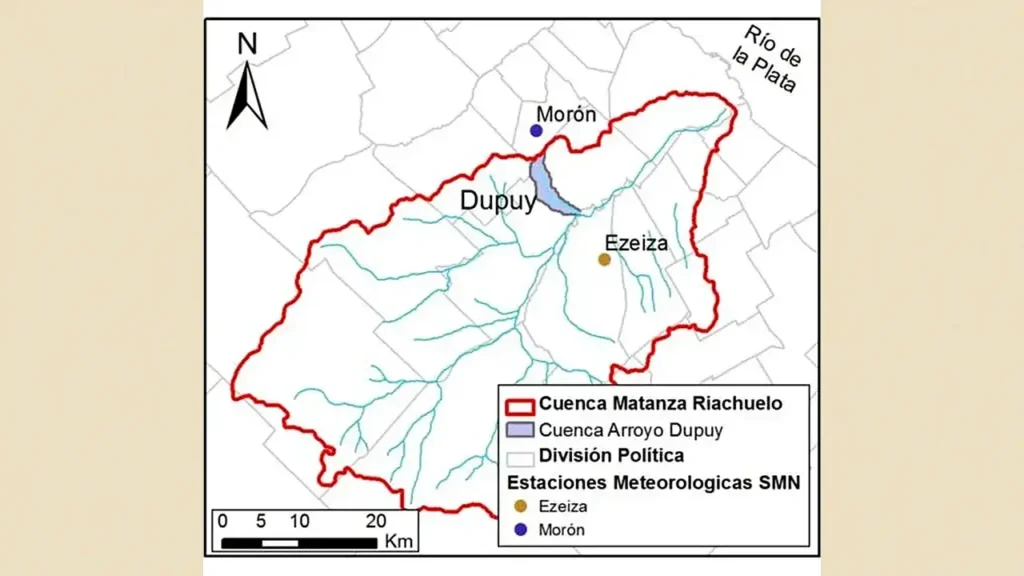 La Cuenca Matanza Riachuelo, pegada a la Cuenca del Arroyo Morón. El mapa muestra la cuenca del Arroyo Dupuy dentro del sistema Matanza-Riachuelo y su ubicación respecto de Morón y Ezeiza. La delimitación permite dimensionar el alcance de la obra: los cursos de agua atraviesan zonas que no coinciden necesariamente con los límites de cada municipio.