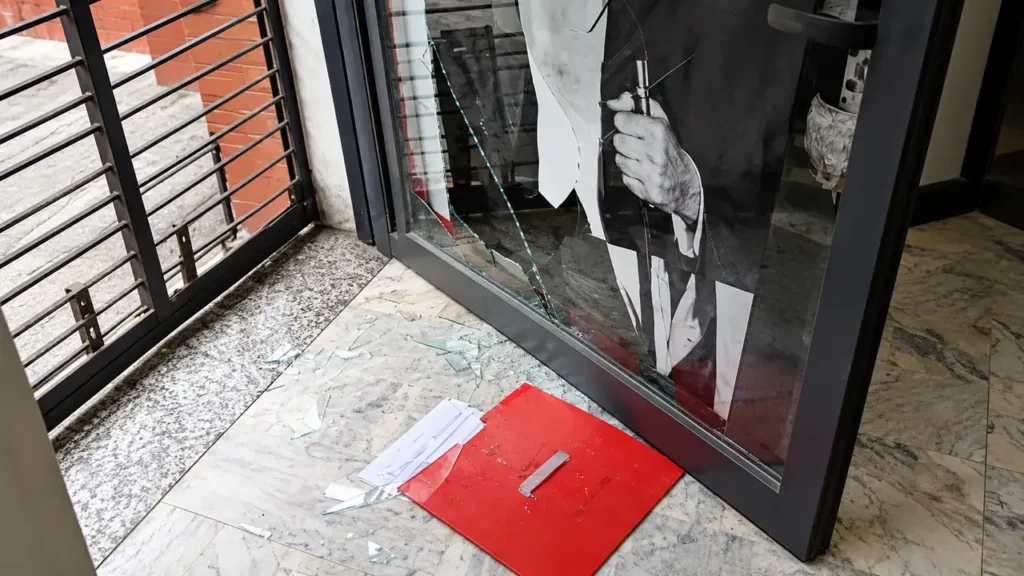 Vidrios rotos y reja forzada. No bastó más para que los saquearan.