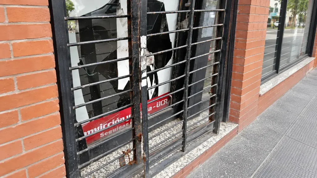 El Ateneo Arturo Illia vandalizado por su acceso principal.