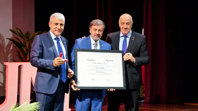 Pablo Navarro (Decano de la Escuela Superior de Leyes), el Juez Federal Jorge Rodríguez y el Rector de la Universidad de Morón, Héctor Porto Lema.