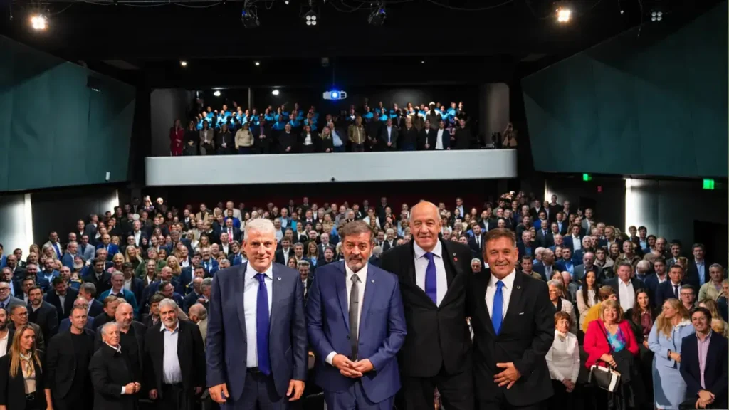 El cierre con los principales actores a salón colmado.
