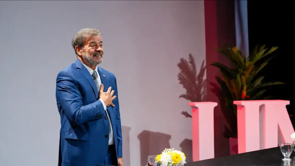 El Juez Federal Jorge Rodríguez frente al público al que le dedicó el título.  