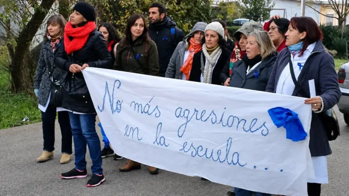 Desde hace décadas la relación entre los padres y los docentes cambió para siempre. Hoy media la agresión. La culpa siempre es del docente. Jamás de los alumnos o alumnas.