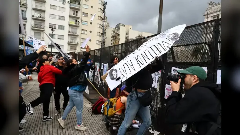 A la represión para que terminar la marcha antes de tiempo hubo una reacción pór parte del alumnado tratando de repudiar el trato que recibieron.