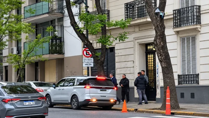 Sergio Massa saliendo del Departamento de Cristina en San José 1111. Hay acuerdo de una fórmula presidencial que dispute con Axel Kicillof el poder.