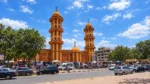 La Gran Mezquita de Uagadugú. Las mezquitas integran el paisaje urbano de Burkina Faso y expresan una tradición arquitectónica extendida en África Occidental. Acá se la ve junto a un mercado.